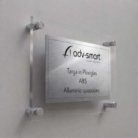 Targa in Plexiglass trasparente e bordi lucidi con pannello in ABS finitura Alluminio spazzolato grafica con incisione di colore nero