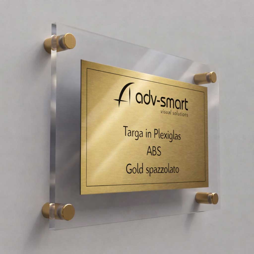 Targa in Plexiglass trasparente e bordi lucidi con pannello in ABS finitura Ottone spazzolato grafica con incisione di colore nero e distanziali oro
